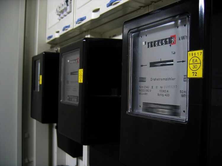 Multa por enganchar la luz sin contador  
